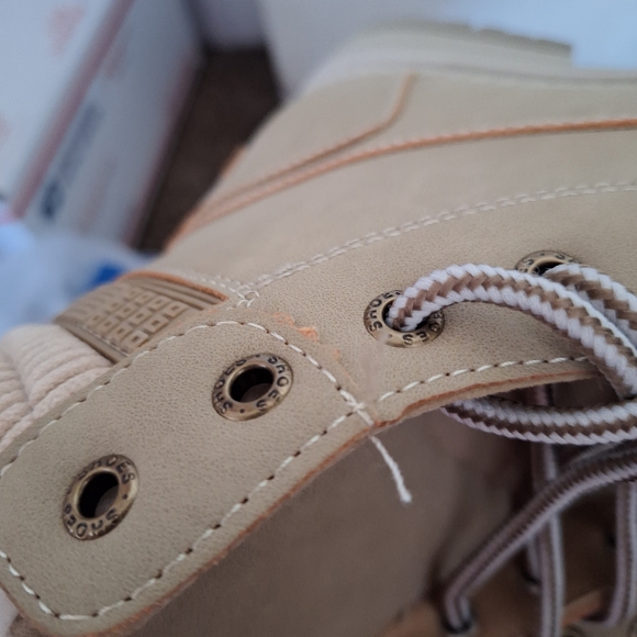 Boots - Picture 4 of 10